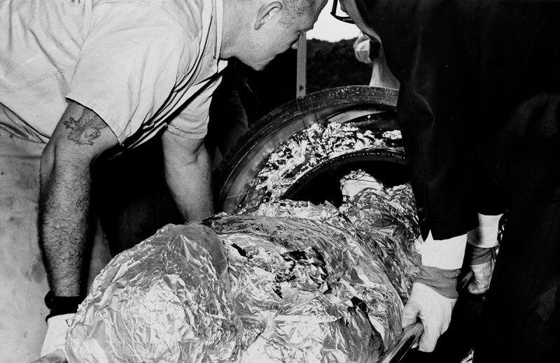 Dos técnicos proceden a crionizar un cuerpo en la organización conocida como The New Cryonics Society. 1969. Foto: AP Images